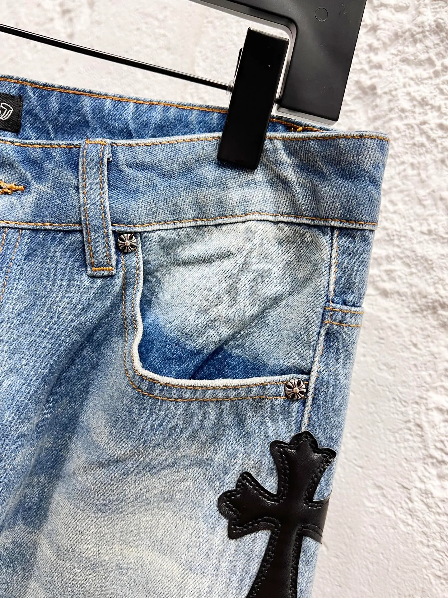 🅿️280 Style number: H926 Chrome hearts & Chrome hearts 25ss black leather cross patch leather jeans Chrome hearts’ logging pants are here! ! ! CH Croix Heart Double Knee Cross Patch Leather Bo1 Style Logging Pants Straight-leg Work Pants B136 Croix Heart Cross Sanskrit Overalls Price 24W Level, patchwork cross pattern embellishment, high-waisted washed jeans! ! Absolutely high-end luxury products, 1.9W level god-level single products, super popular products, made by top heavy industry, not to be missed. About Zangyin, this is an extremely luxurious fashion brand, which can also be called the nobles of the high street. It has always been an exclusive brand of some hipsters or rich second generation. Compared with ordinary high streets, it is more luxurious and noble. Compared with luxury brands, it has a more fashionable personality and has always been a brand that I have a special liking for. Imported yarn is custom-woven into a high-density twill canvas. While ensuring a stiff silhouette, the fabric feels very delicate. It follows the B01 classic silhouette. The upper body is stiff and stylish. The ready-made garments are stone-ground and fermented and can be matched with any style. Buttons and zinc-brushed washables are genuine YKK retro metal products. Double-layered canvas on the front. Perfect details. All hardware is perfect. Size: 30-32-34-36 Color: blue pants and black leather